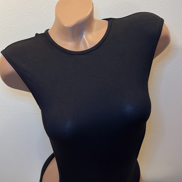 SHEIN Bodysuit With Side Cut Outs - Picture 3 of 6
